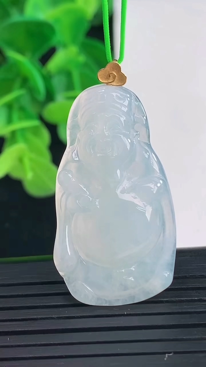 天然A货翡翠财神爷吊坠尺寸40.6-20-4.5重量:6.26g
4月10日