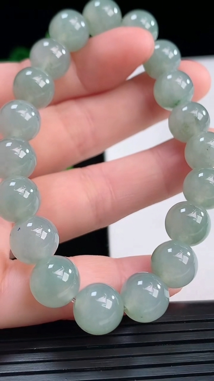 天然A货翡翠飘花圆珠手串尺寸9.5-19颗重量:31.36g4月10日
工厂直销收藏佳品,种好水足，色泽均匀，有种有色，上手高大气！