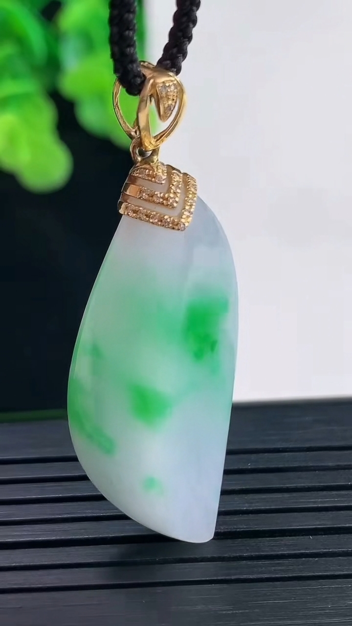 天然A货翡翠随形吊坠尺寸36.1-15.2-10.2重量:8.93g
4月10日