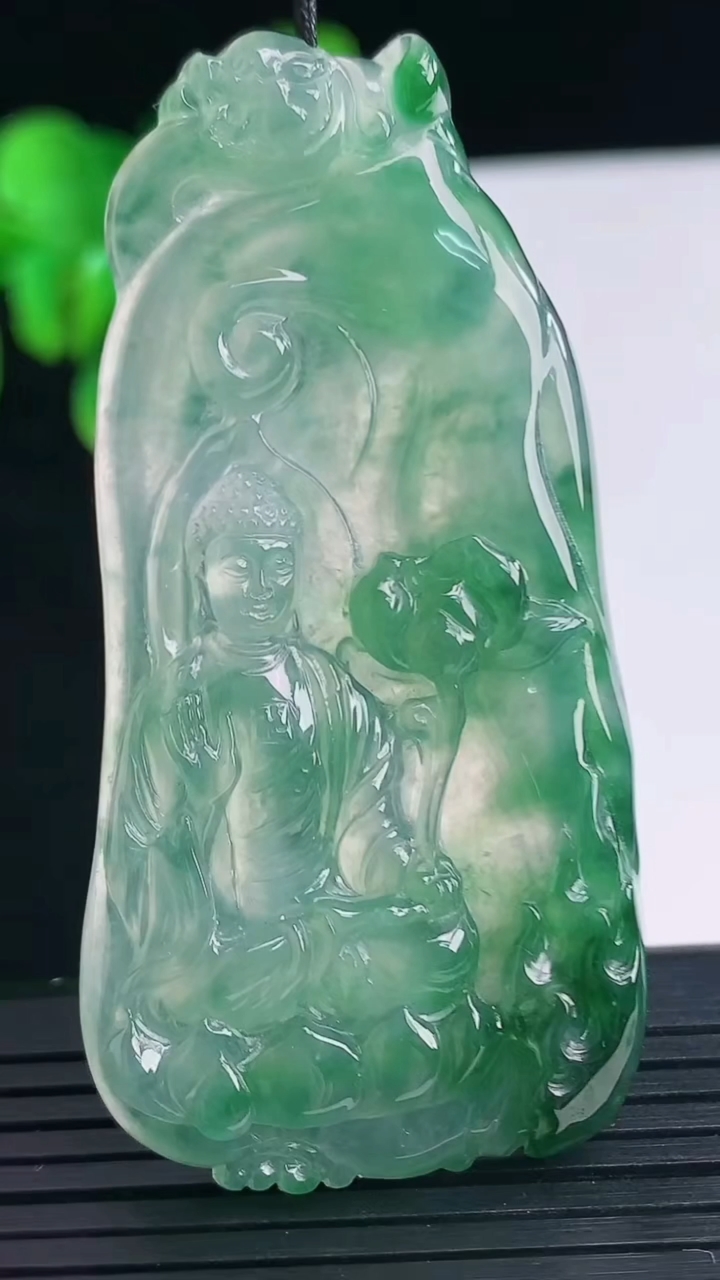 天然A货翡翠种飘花阿弥陀佛吊坠尺寸63.9-28.1-5.3重量:22.92g
4月10日