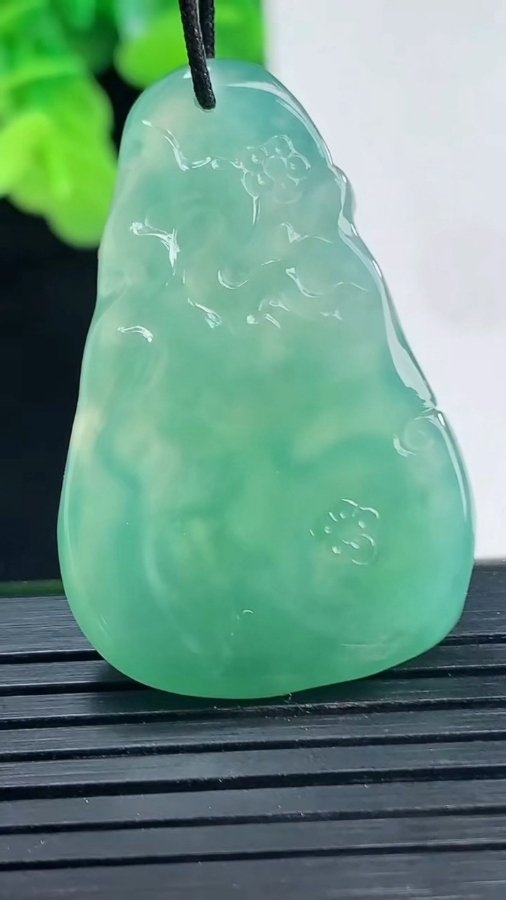 天然A货翡翠梅花鹿吊坠尺寸38.1-24.7-5.9重量:11.14g
4月10日