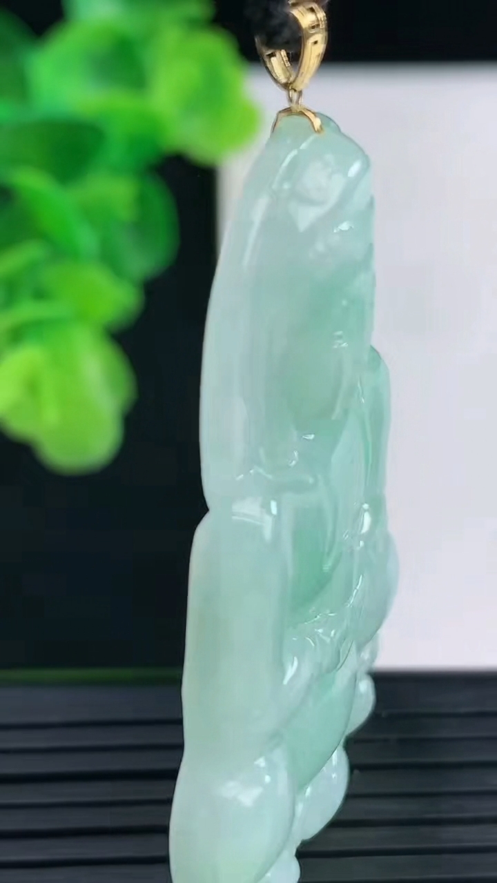 天然A货翡翠观音菩萨吊坠尺寸52.3-35.5-5.9重量:18.48g
4月11日