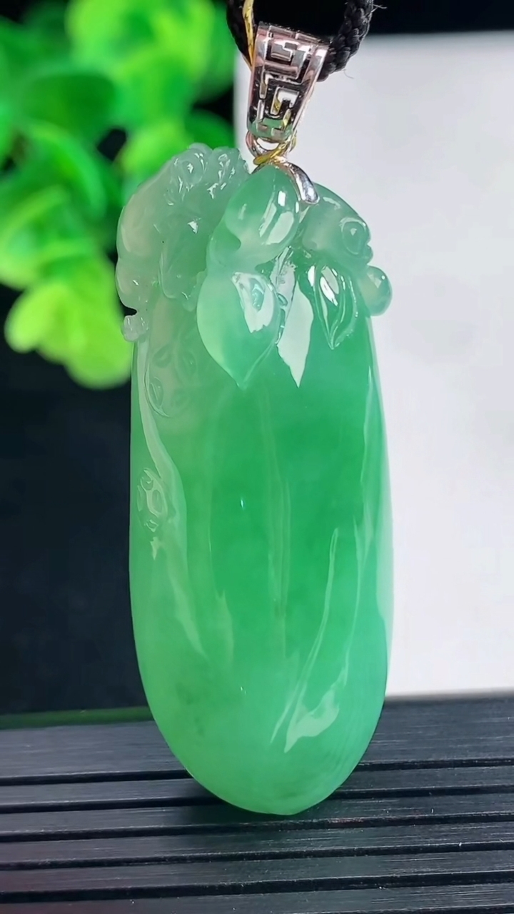 天然A货翡翠福瓜吊坠尺寸48-18.5-13.3重量:23.59g
4月10日
