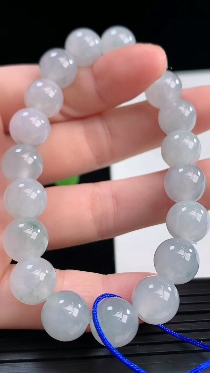 天然A货翡翠飘花圆珠手串尺寸9.8-19颗重量:32.89g4月10日
工厂直销收藏佳品,种好水足，色泽均匀，有种有色，上手高大气！