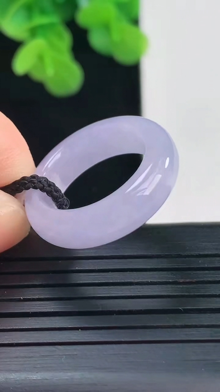 天然A货翡翠尺寸16.3-5.7-3.6重量:4.27g
4月10日