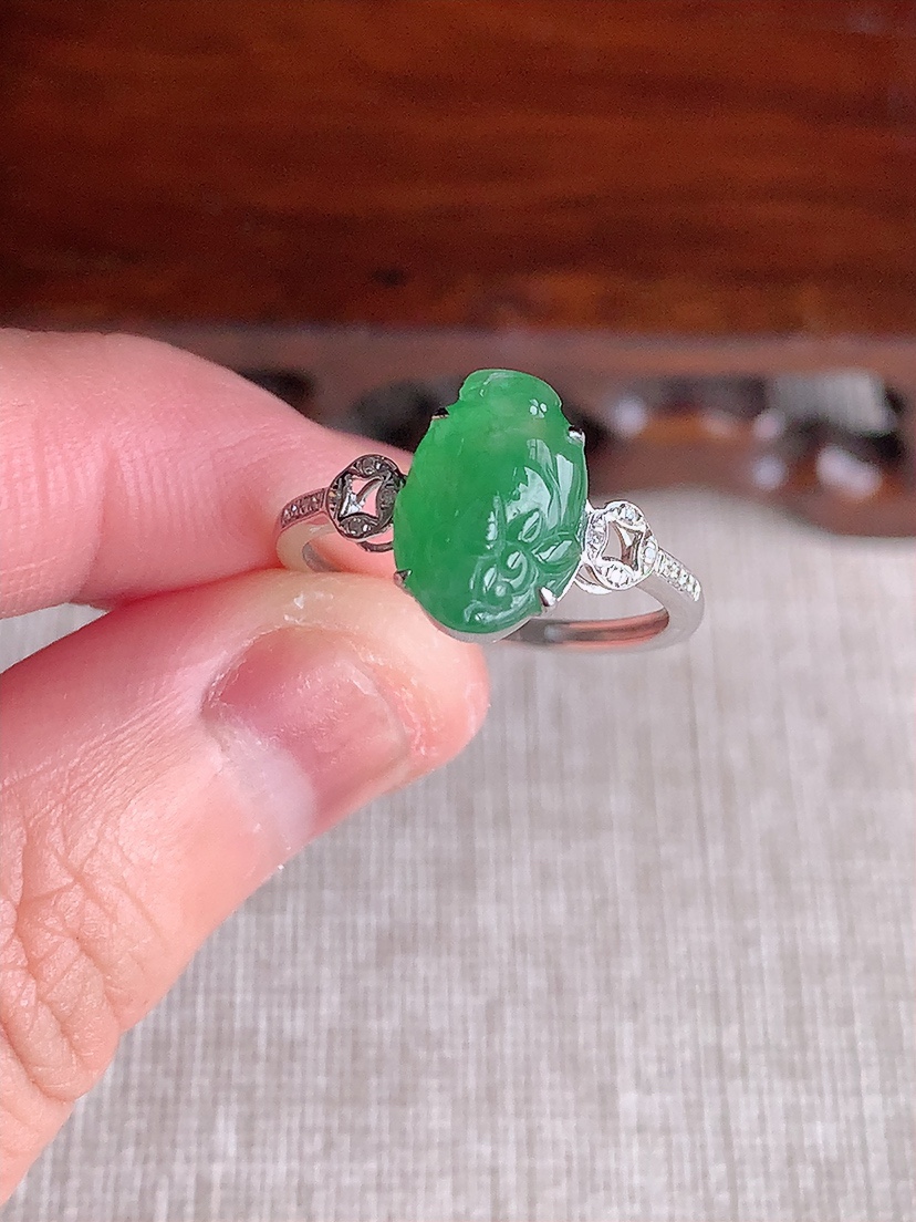 天然A货翡翠18K金镶嵌满绿招财金蟾戒指 圈口17.4裸石
尺寸11.2-7.7mm 重量1.86g 0409