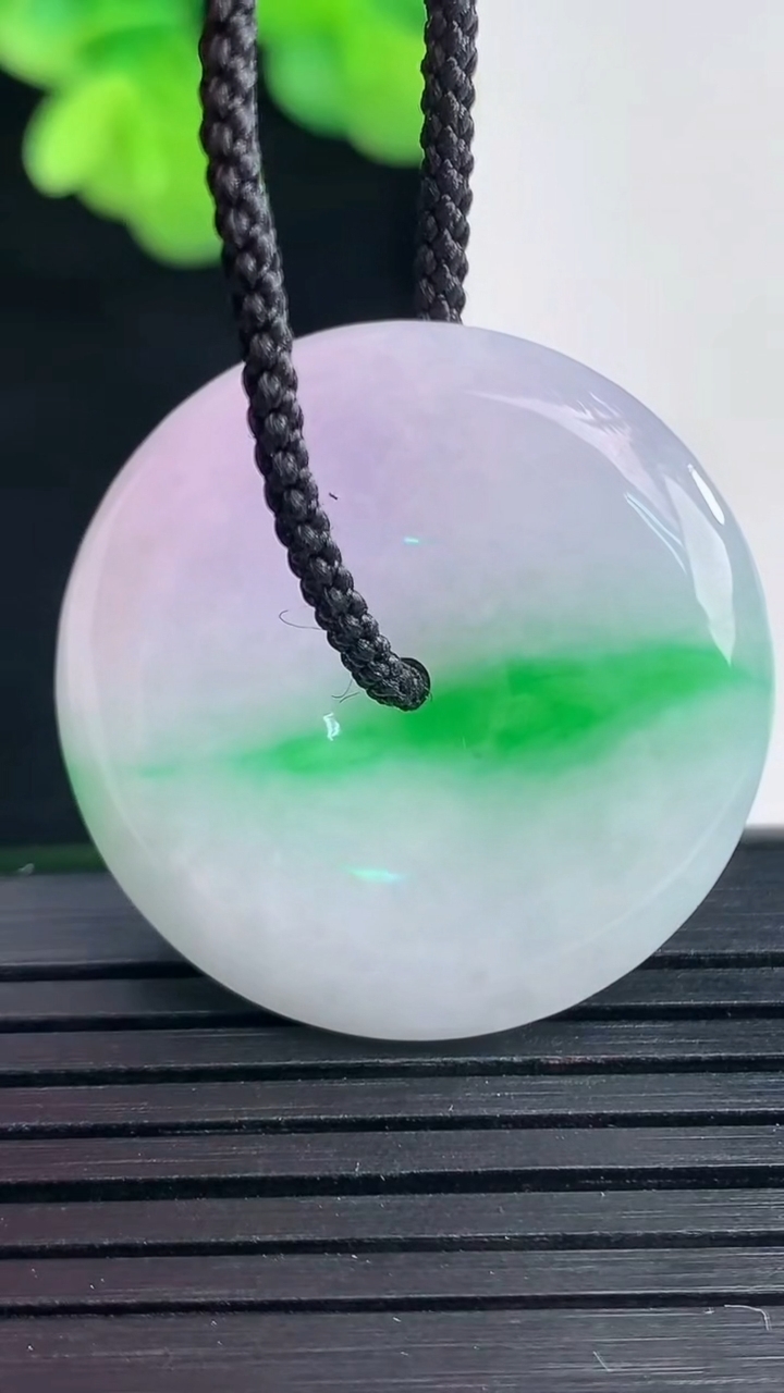 天然A货翡翠平安扣吊坠尺寸28.5-5.8重量:10.21g
4月10日