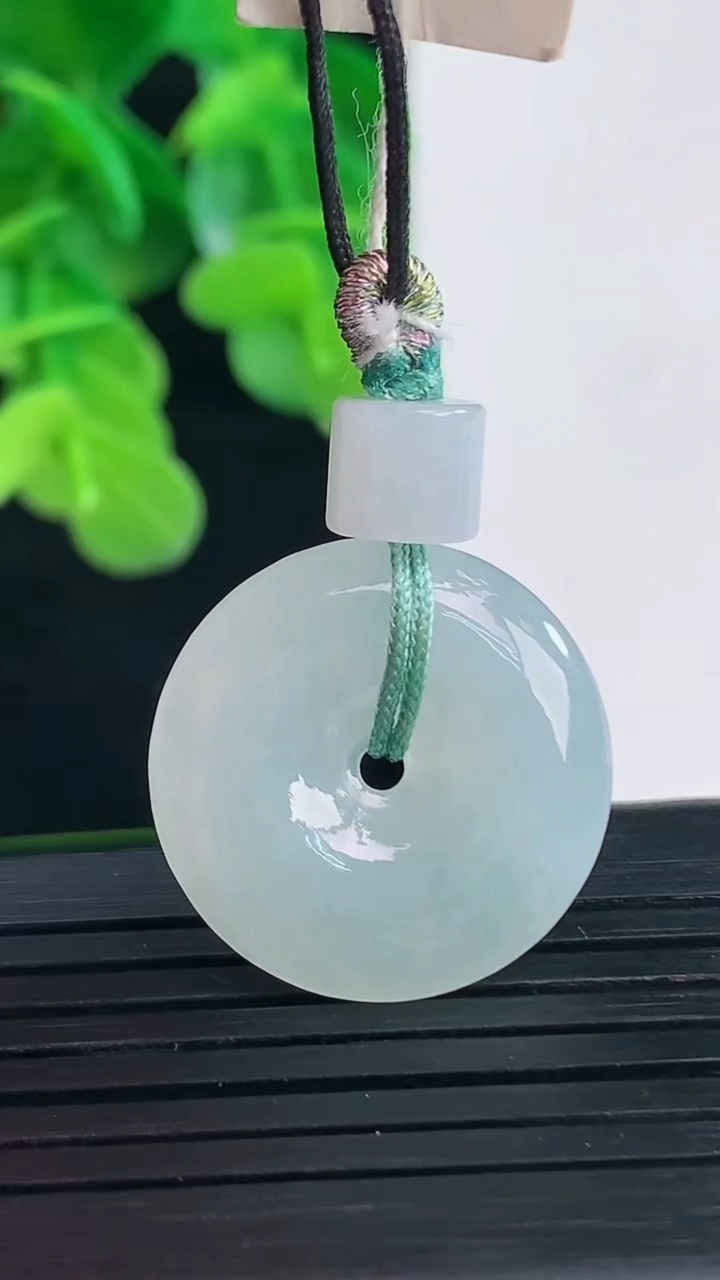 天然A货翡翠平安扣吊坠尺寸21.1-4.5重量:5.33g
4月10日