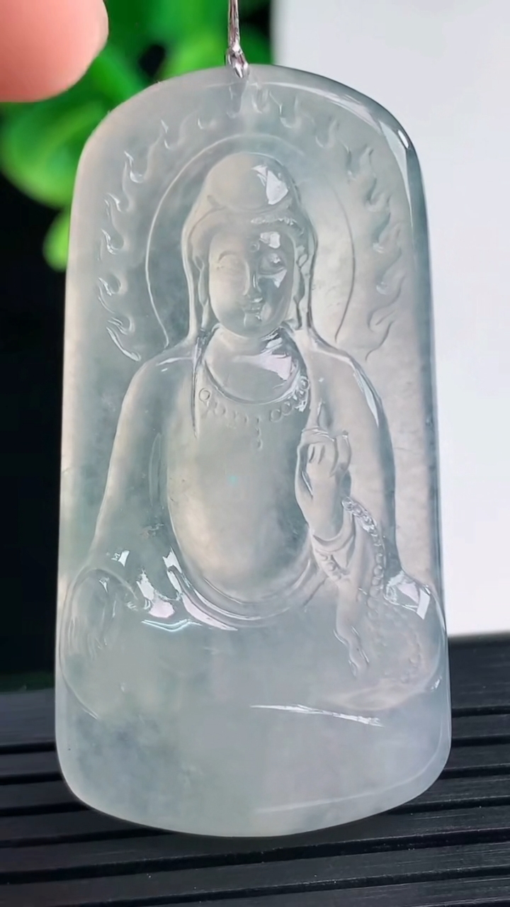 天然A货翡翠种白冰观音菩萨吊坠尺寸49.2-25.8-5.7重量:16.77g
4月10日