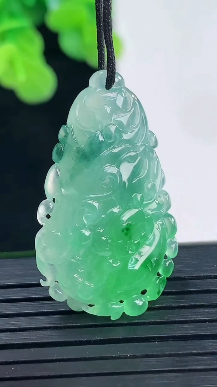 天然A货翡翠白菜吊坠尺寸32.4-20-8重量:6.82g
4月10日