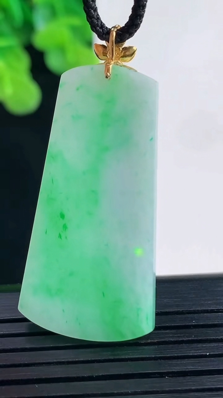 天然A货翡翠无事牌吊坠尺寸37.5-18.9-3重量:6.42g
4月10日