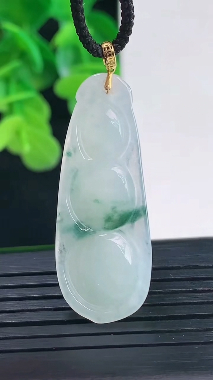 天然A货翡翠18K金飘花福豆吊坠尺寸37.5-14.1-6.3重量:5.54g
4月10日