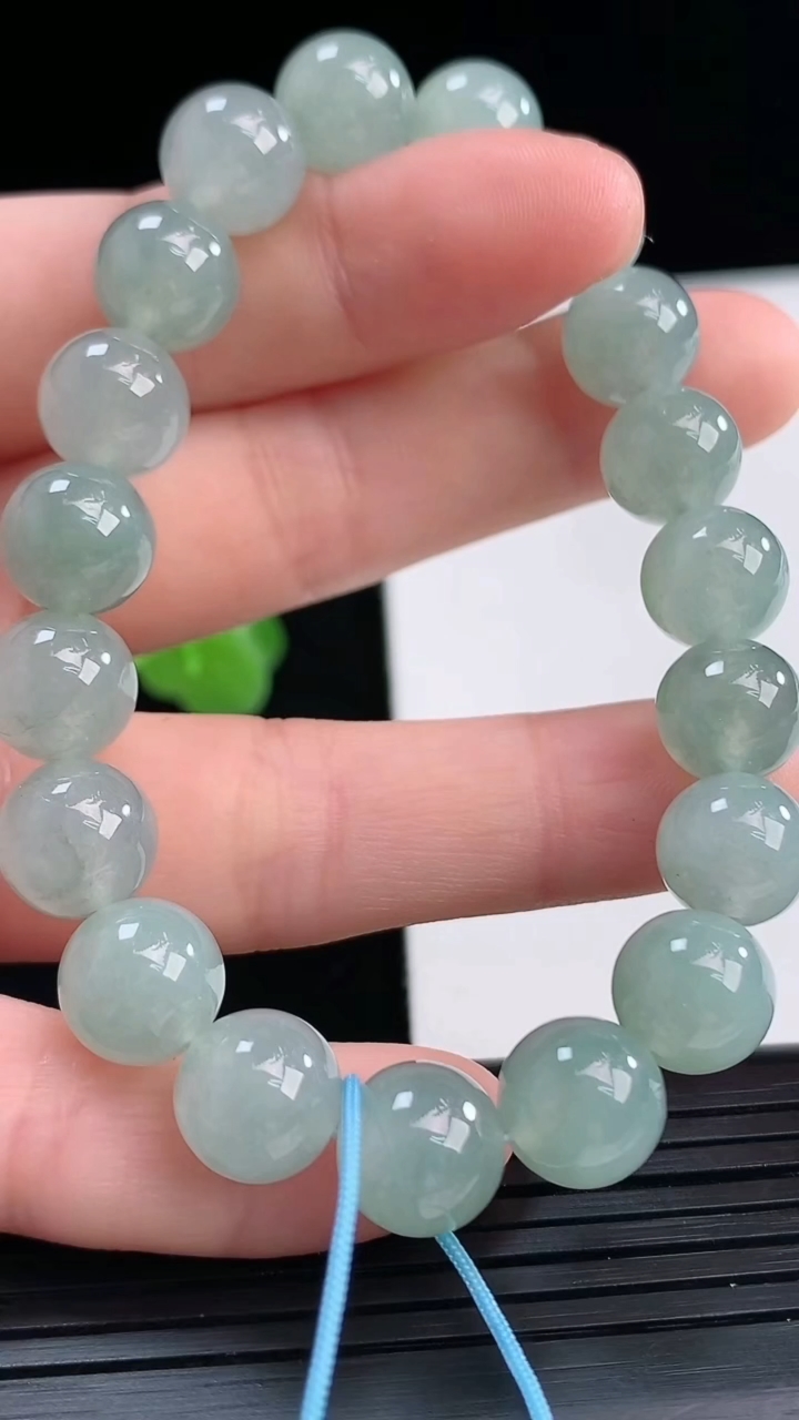 天然A货翡翠圆珠手串尺寸9.4-19颗重量:29.14g4月10日
工厂直销收藏佳品,种好水足，色泽均匀，有种有色，上手高大气！