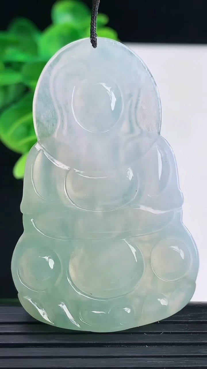 天然A货翡翠观音菩萨吊坠尺寸55.6-35.4-5重量:17.44g
4月10日