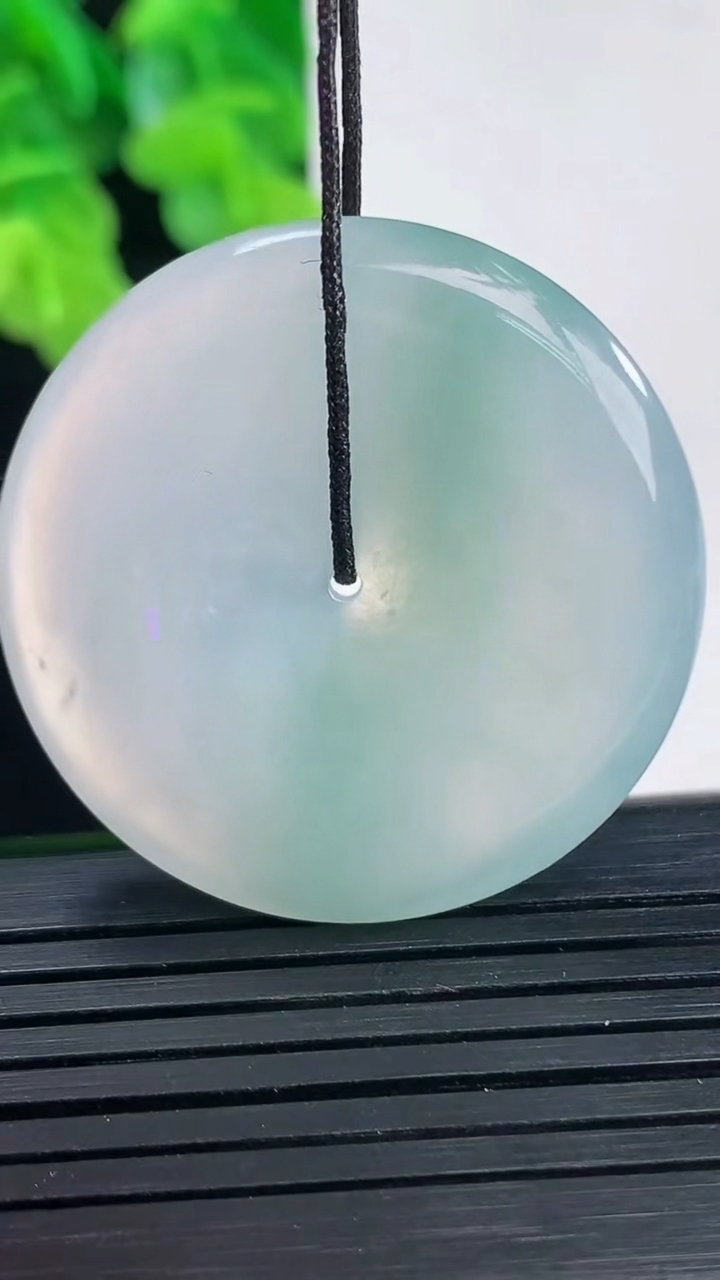 天然A货翡翠平安扣吊坠尺寸34.1-5.7重量:14.93g
4月10日