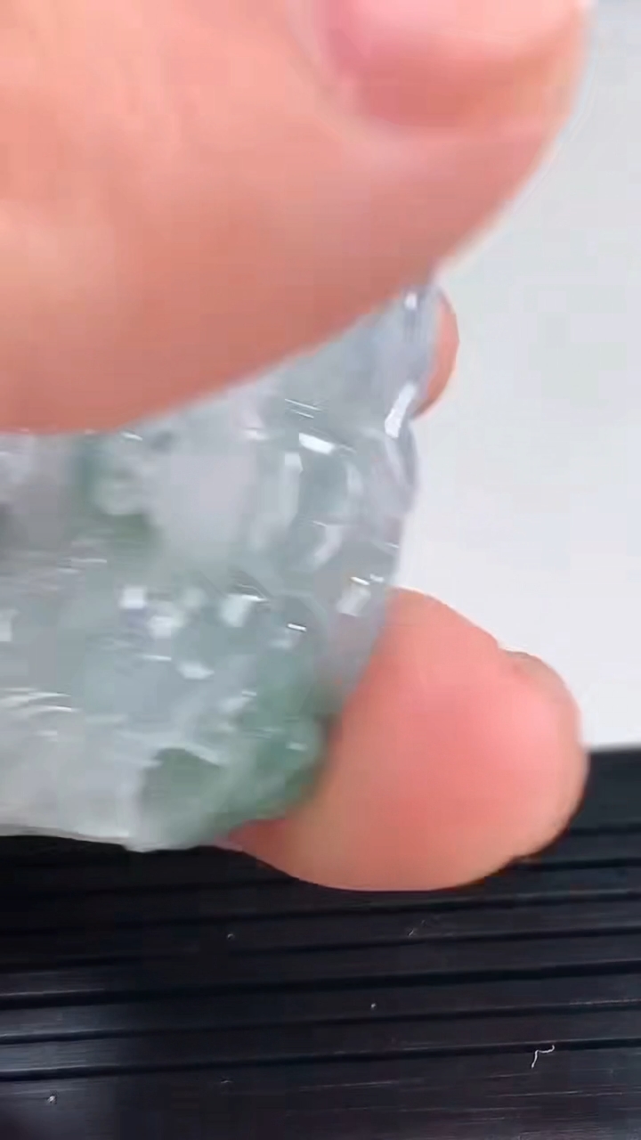 天然A货翡翠飘花貔貅吊坠尺寸43.7-23.7-14.3重量:33.61g
4月10日