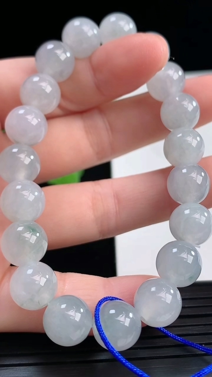 天然A货翡翠飘花圆珠手串尺寸9.8-19颗重量:32.89g4月10日
工厂直销收藏佳品,种好水足，