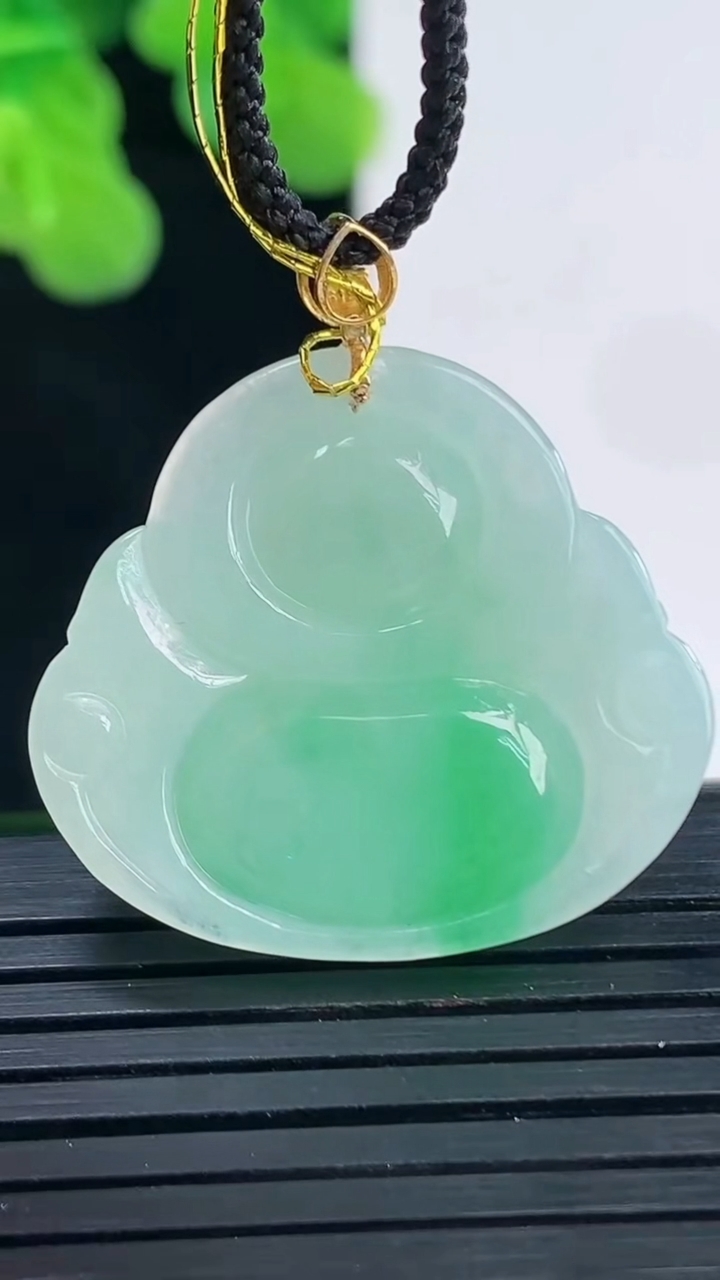 天然A货翡翠佛公吊坠尺寸24.9-27.8-6.1重量:6.77g
4月10日