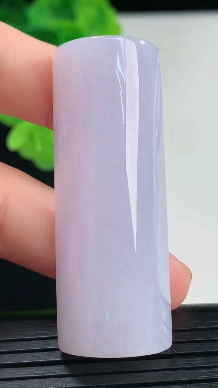 天然A货翡翠紫罗兰无事牌镶嵌件尺寸50.6-18.7-10.7重量:27.79g
4月10日