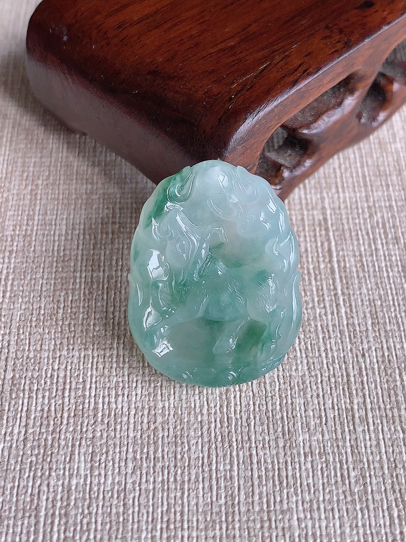 天然A货翡翠飘花生肖牛吊坠 
尺寸29.2-22.2-5.5mm 重量7.55g 0409