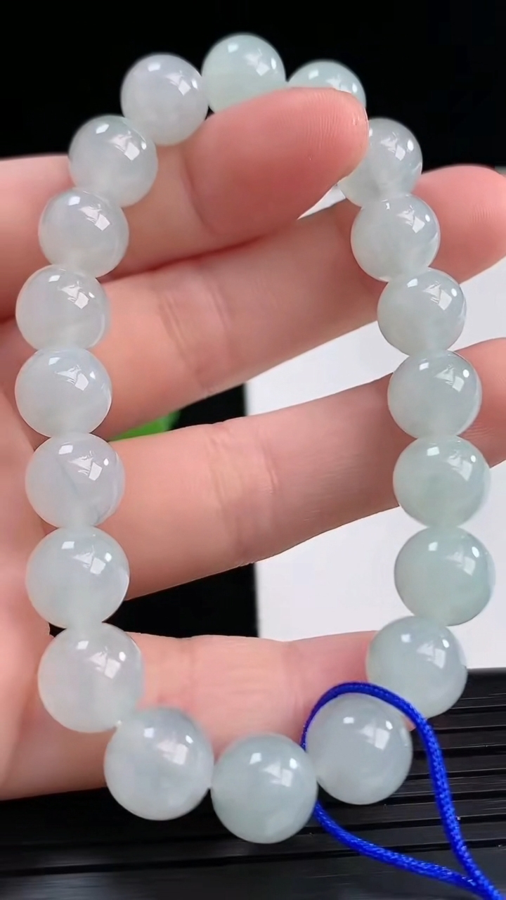 天然A货翡翠圆珠手串尺寸9.1-20颗重量:27.87g4月10日
工厂直销收藏佳品,种好水足，色泽均匀，有种有色，上手高大气！