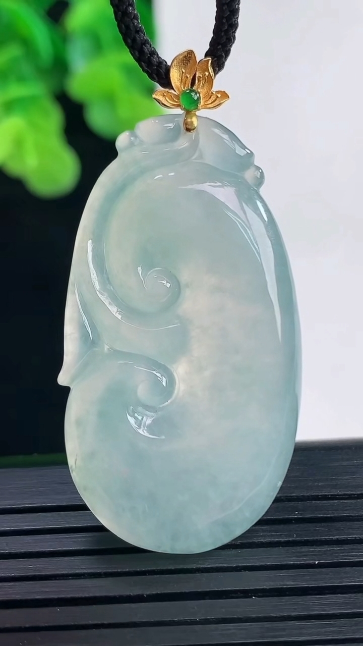 天然A货翡翠种飘花如意吊坠尺寸44.6-22-4.9重量:9.78g
4月10日