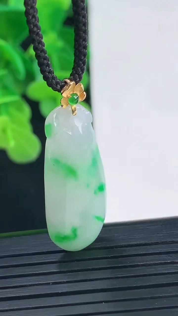 天然A货翡翠福瓜吊坠尺寸34.1-12.2-6.9重量:5.15g
4月10日