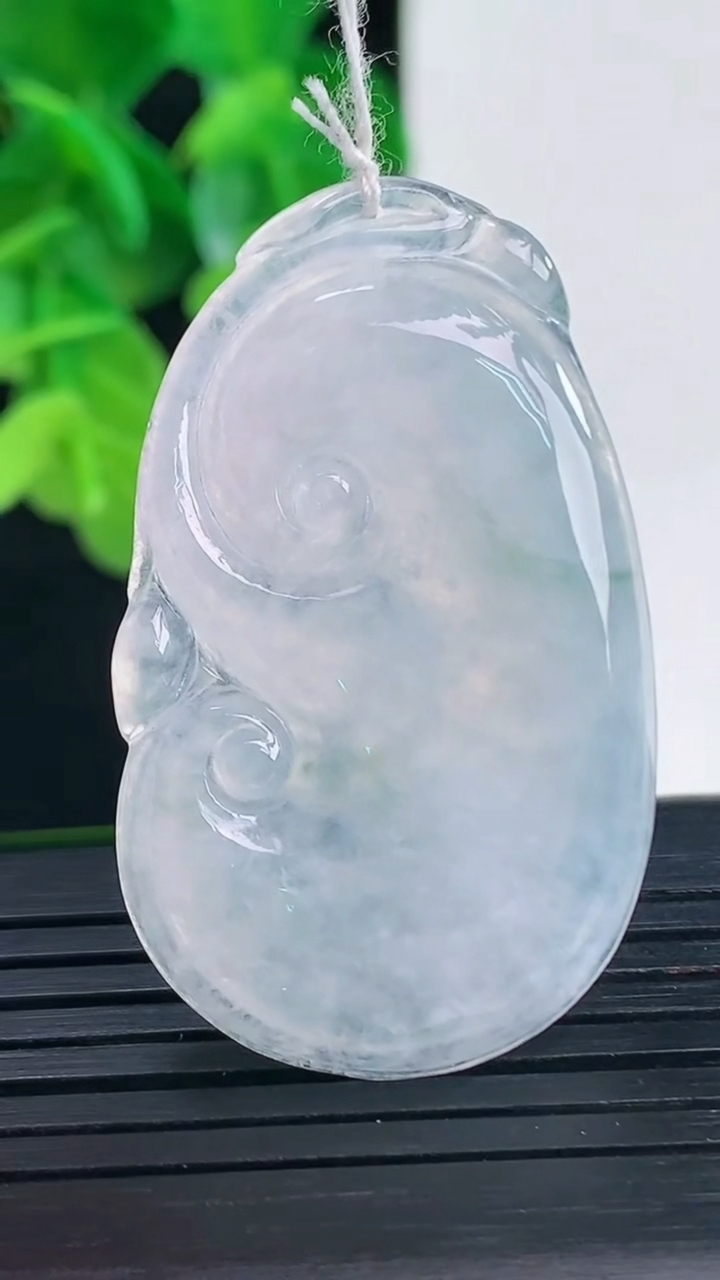 天然A货翡翠飘花如意吊坠尺寸40.7-24.5-4.1重量:8.63g
4月10日