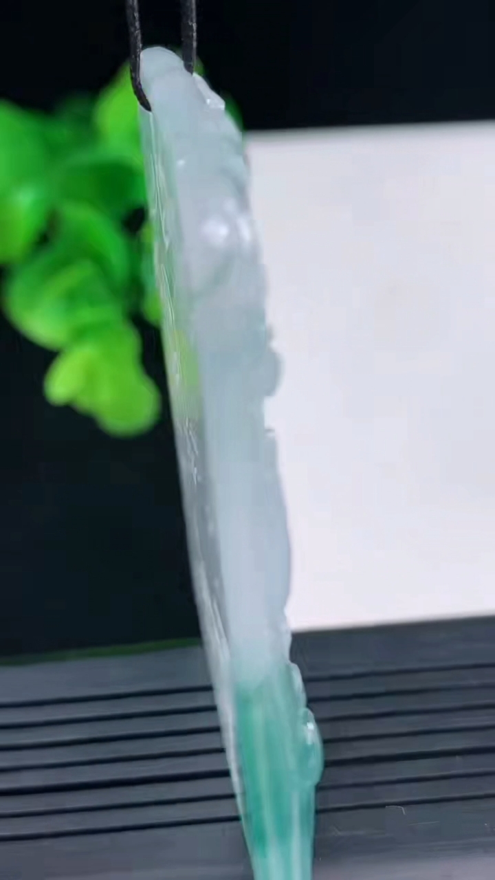 天然A货翡翠飘花文殊菩萨吊坠尺寸60.5-42.3-5.3重量:34.74g
4月10日