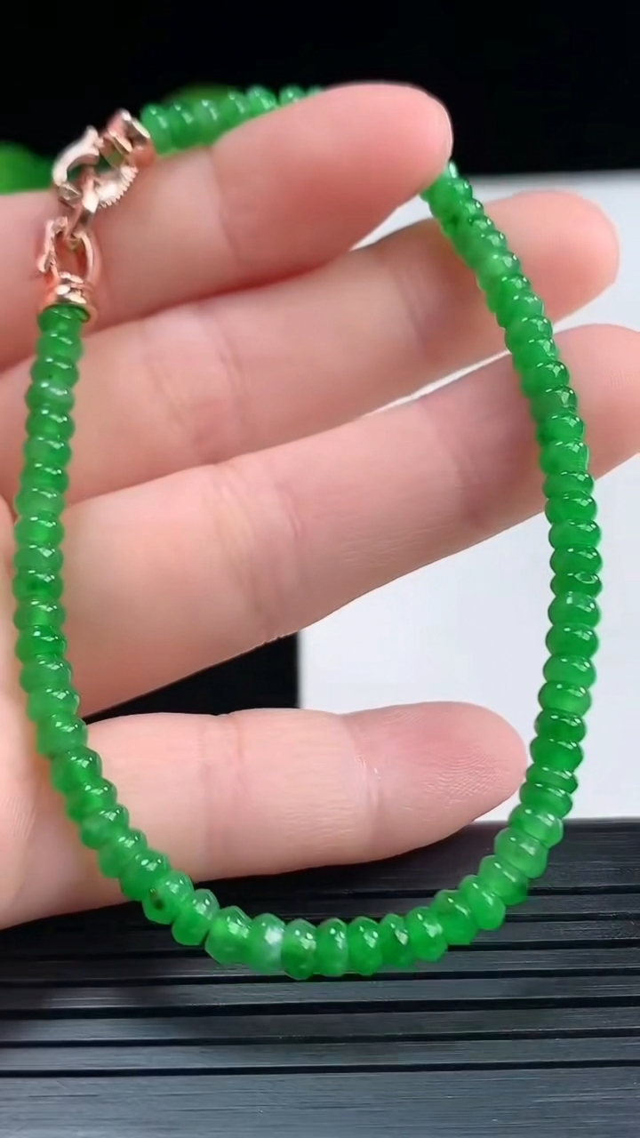 天然A货翡翠算盘珠手串尺寸3.8-2重量:6.59g4月10日
工厂直销收藏佳品,种好水足，色泽均匀，有种有色，上手高大气！