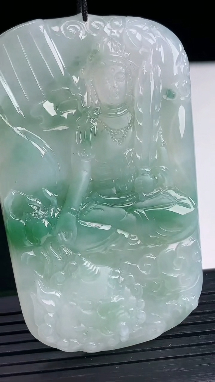 天然A货翡翠飘花文殊菩萨吊坠尺寸64.6-40.3-5.2重量:33.55g
4月10日