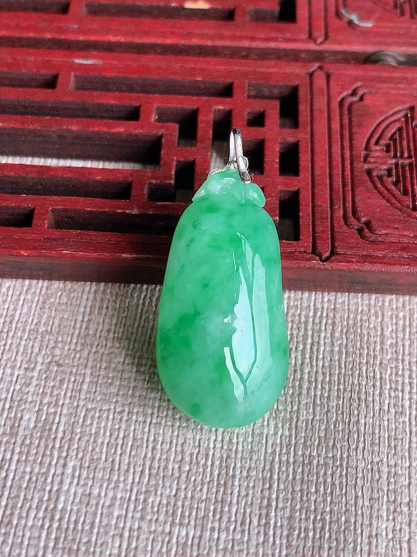 天然A货翡翠18K金镶嵌满绿福瓜吊坠 
尺寸33.8-28.5-15.5-12mm 重量9.32g 