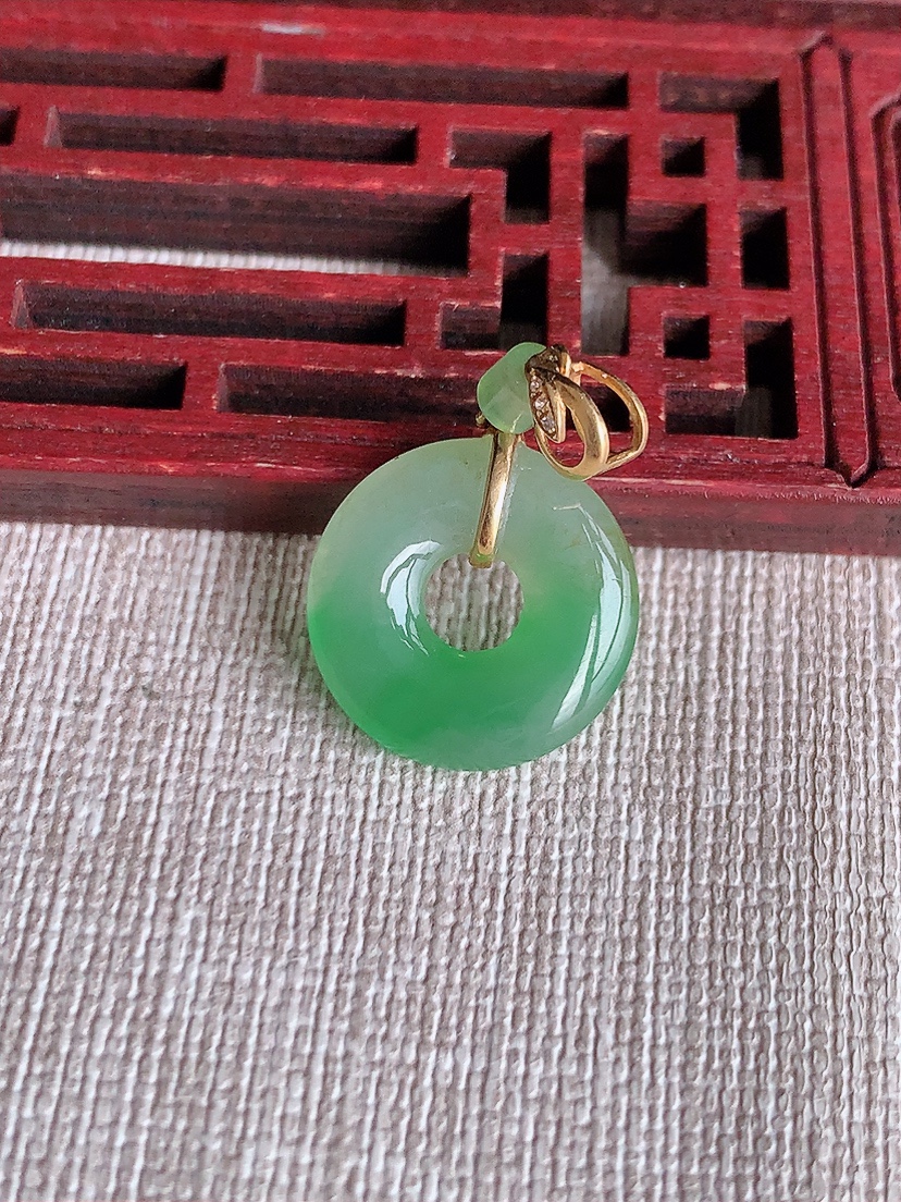 天然A货翡翠18K金镶嵌飘绿平安环吊坠 
尺寸30.5-16.8-3.5mm 重量2.58g 040