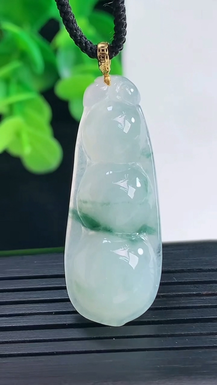 天然A货翡翠18K金飘花福豆吊坠尺寸37.5-14.1-6.3重量:5.54g
4月10日