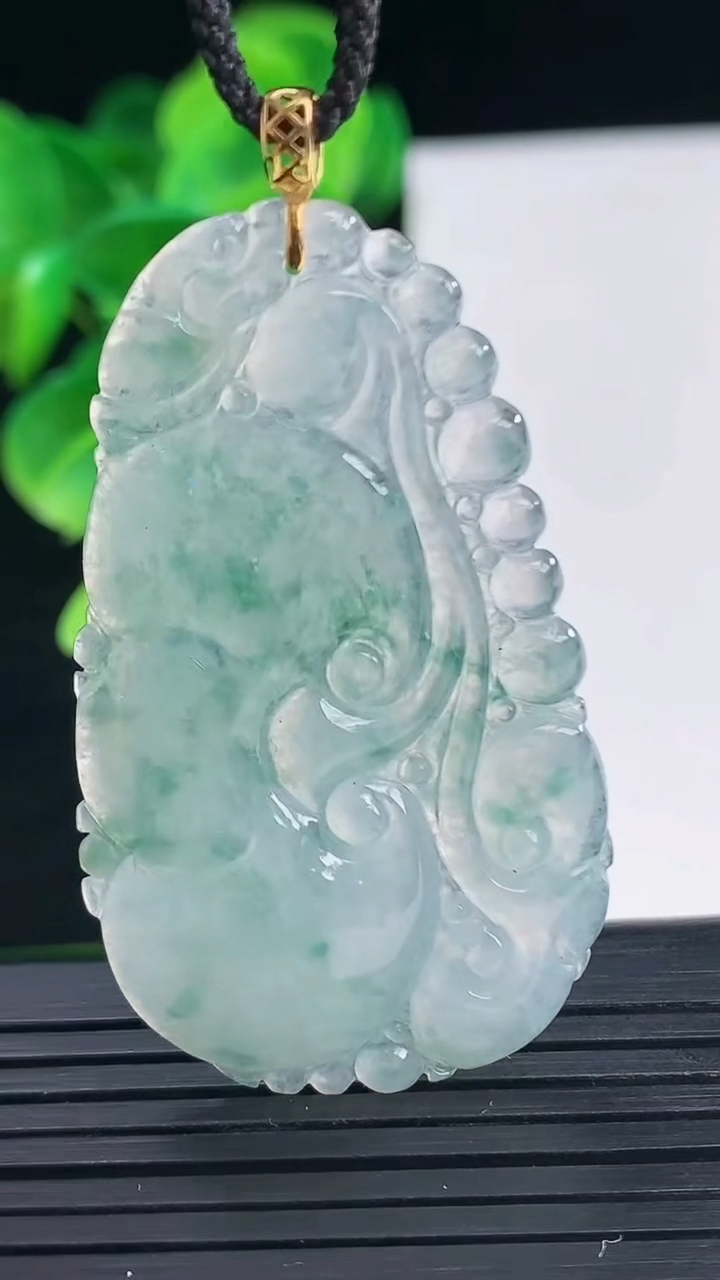 天然A货翡翠18K金飘花如意吊坠尺寸49.8-28.4-3.7重量:8.46g
4月10日