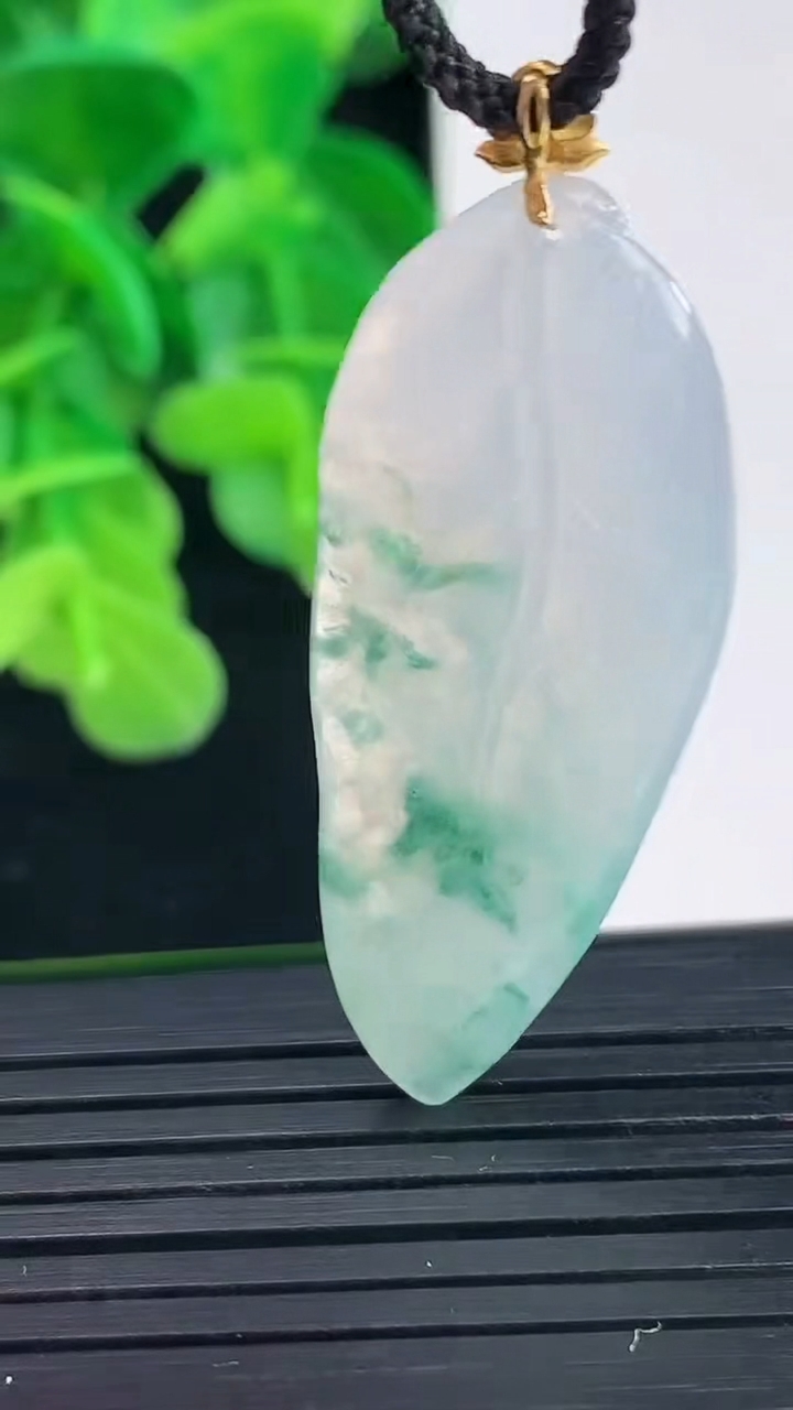 天然A货翡翠18K金飘花金枝玉叶 叶子吊坠尺寸43.7-17-4.7重量:5.73g
4月10日