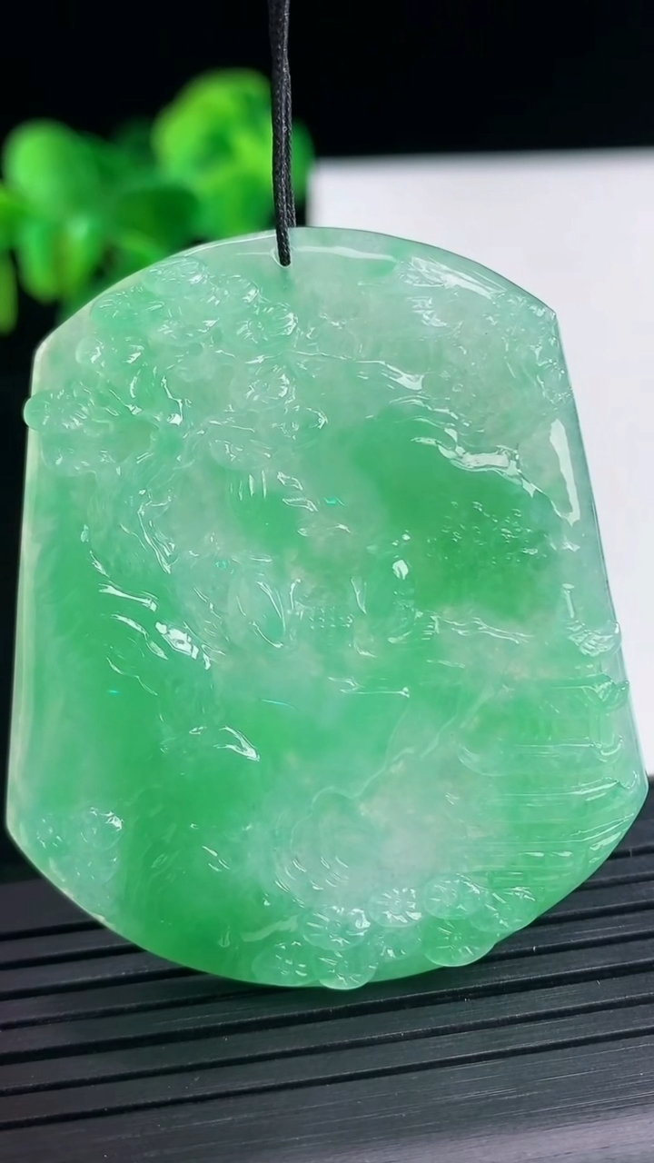 天然A货翡翠山水牌吊坠尺寸53.2-45-4.8重量:26.14g
4月10日