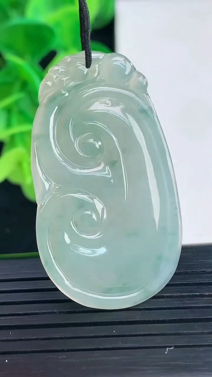 天然A货翡翠飘花如意吊坠尺寸42.6-24.2-4.6重量:9.86g
4月10日