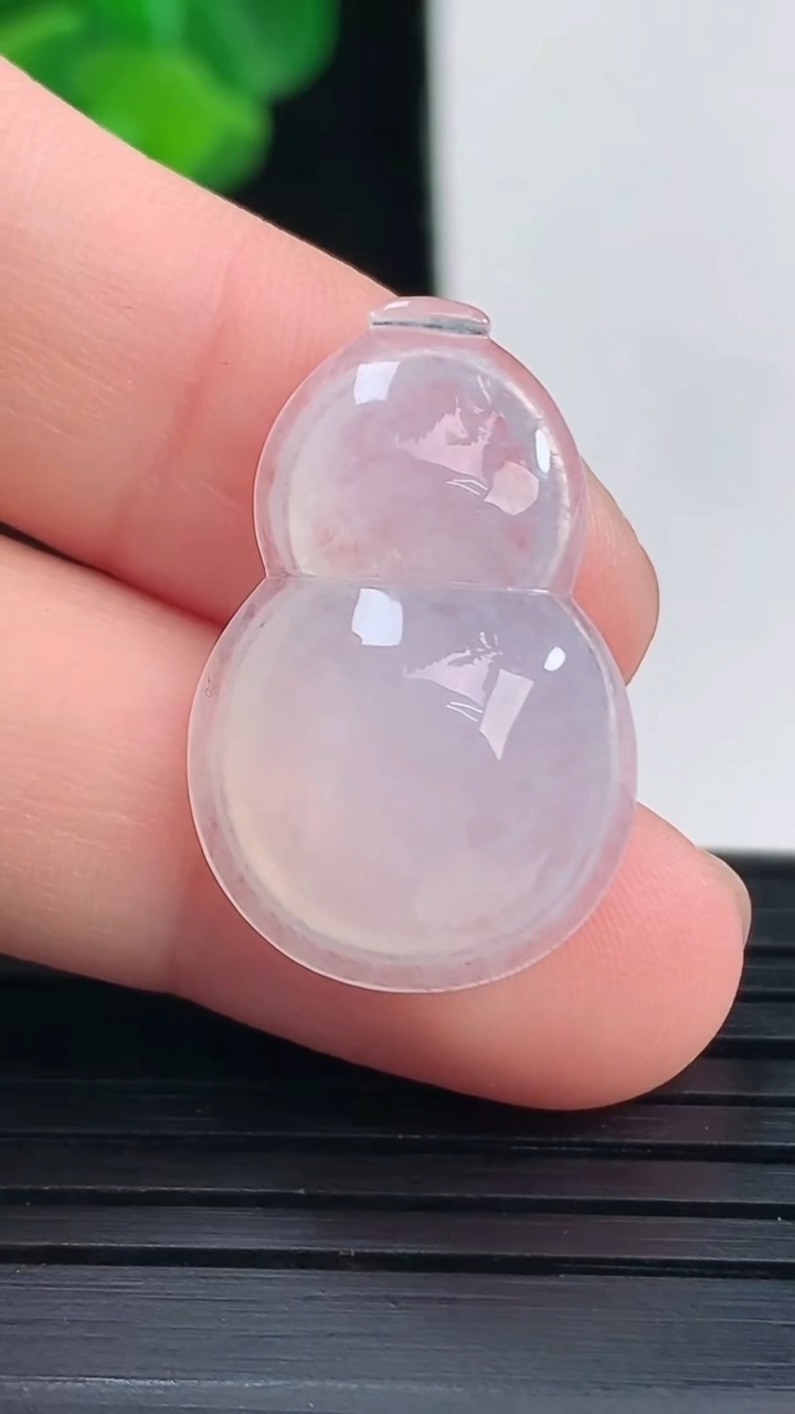 天然A货翡翠葫芦吊坠尺寸24.3-15.7-5.9重量:3.04g
4月10日