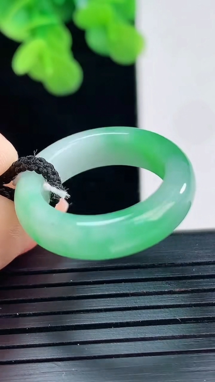 天然A货翡翠指环戒指尺寸17.1-5.6-3.6重量:4.32g2026年4月10日
工厂直销收藏佳品,种好水足，色泽均匀，有种有色，上手高大气！