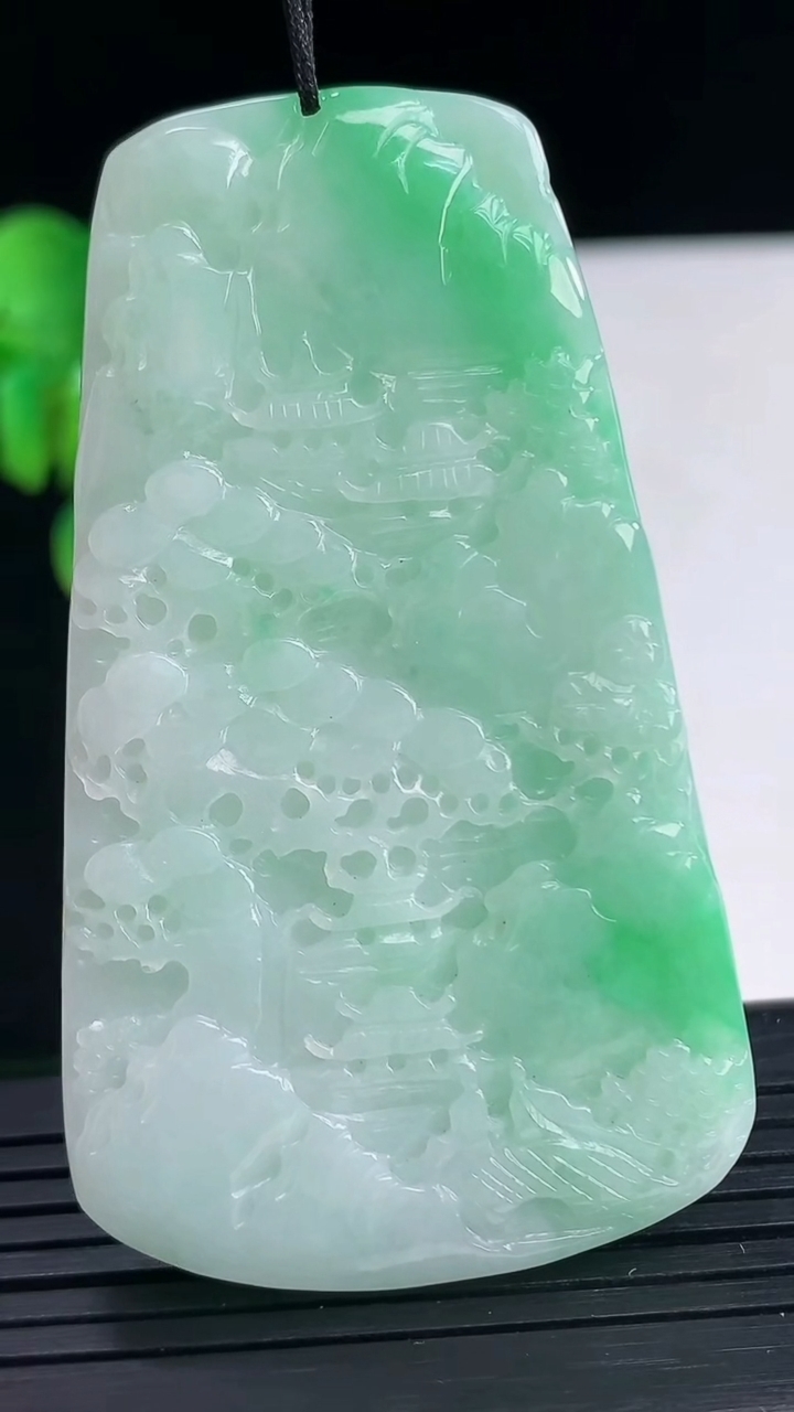 天然A货翡翠山水牌吊坠尺寸63-37-5.1重量:31.68g
4月10日