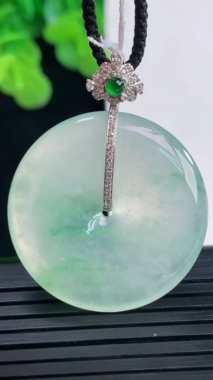 天然A货翡翠平安扣吊坠尺寸28.8-5重量:10.10g
4月10日