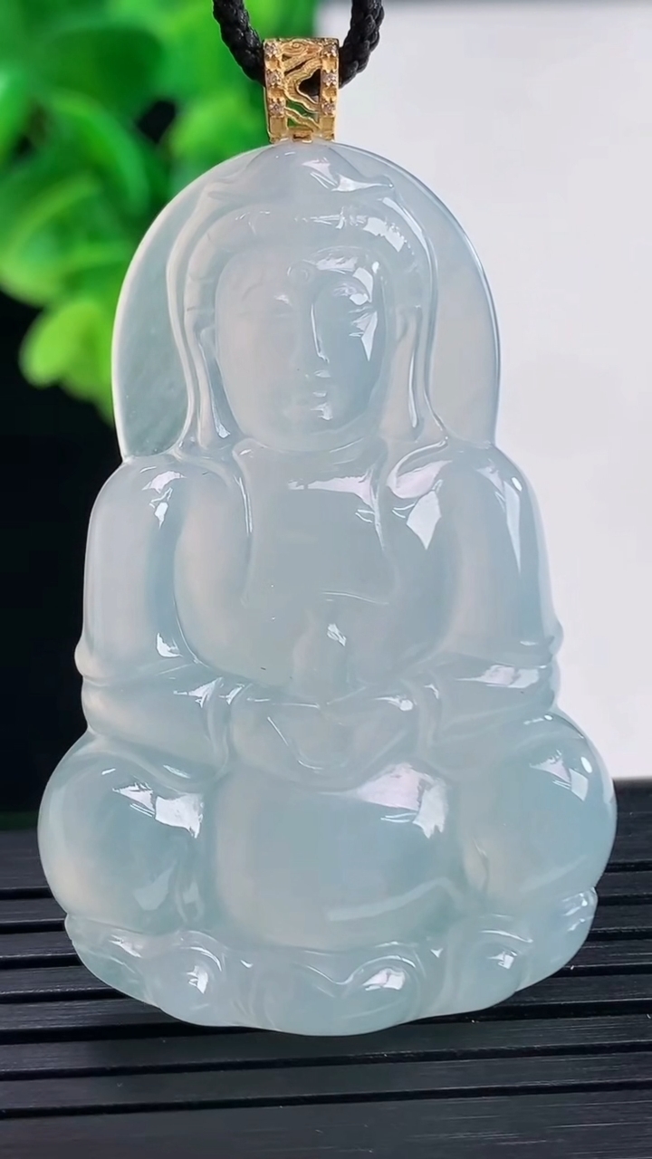 天然A货翡翠观音菩萨吊坠尺寸48.5-31.9-4.6重量:13.71g
4月10日