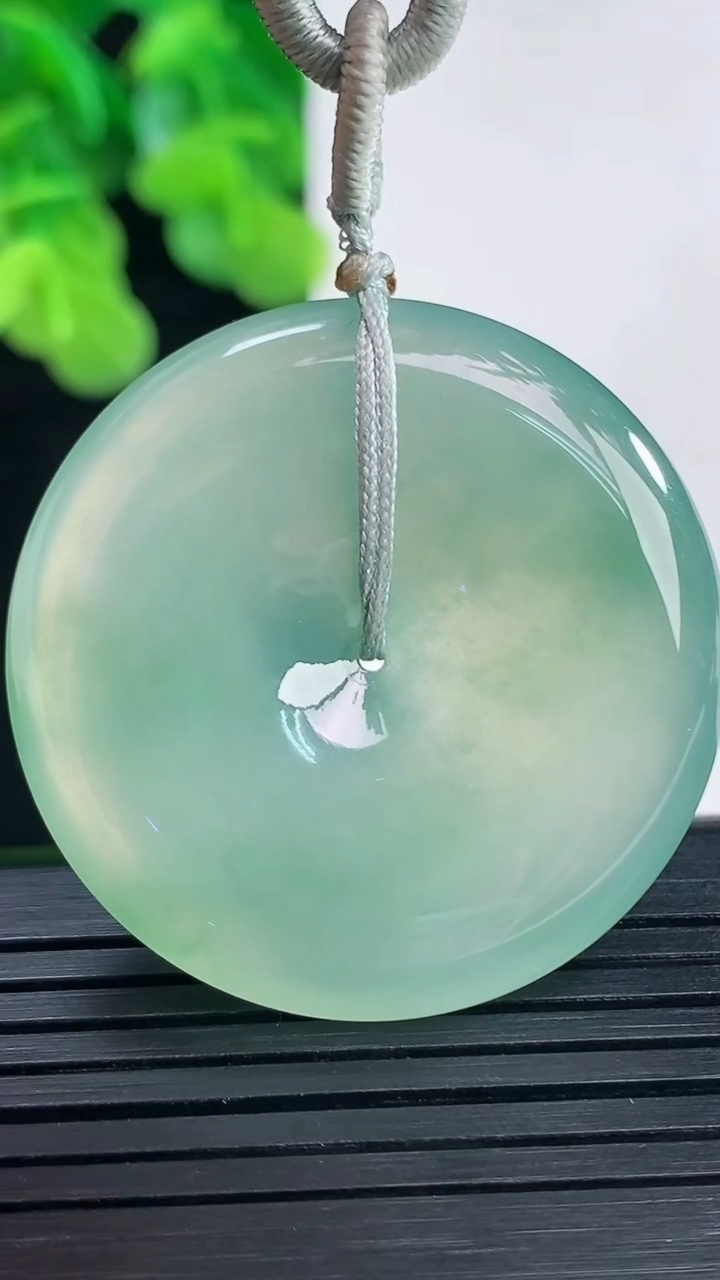 天然A货翡翠平安扣吊坠尺寸35.3-6.2重量:19.49g
4月10日