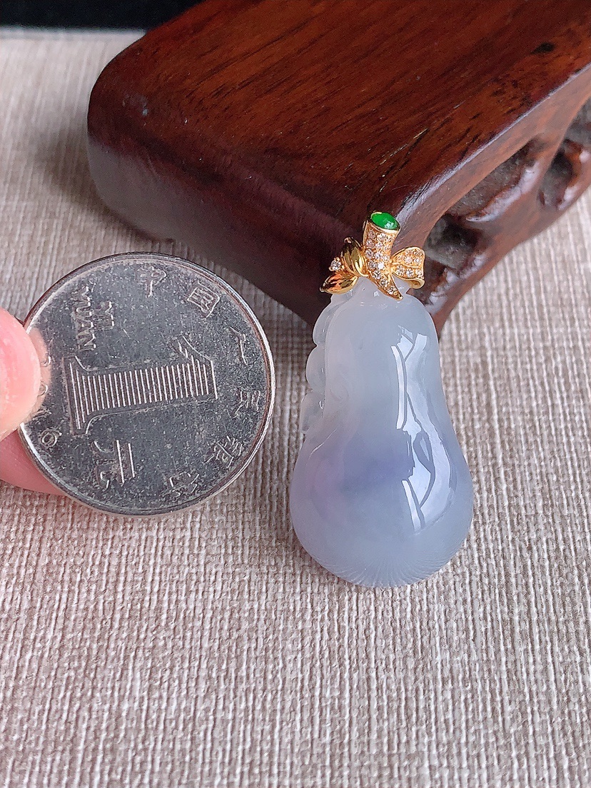 天然A货翡翠18K金镶嵌紫罗兰福瓜吊坠 
尺寸35.2-28.8-17-10.4mm 重量9.22g 0409