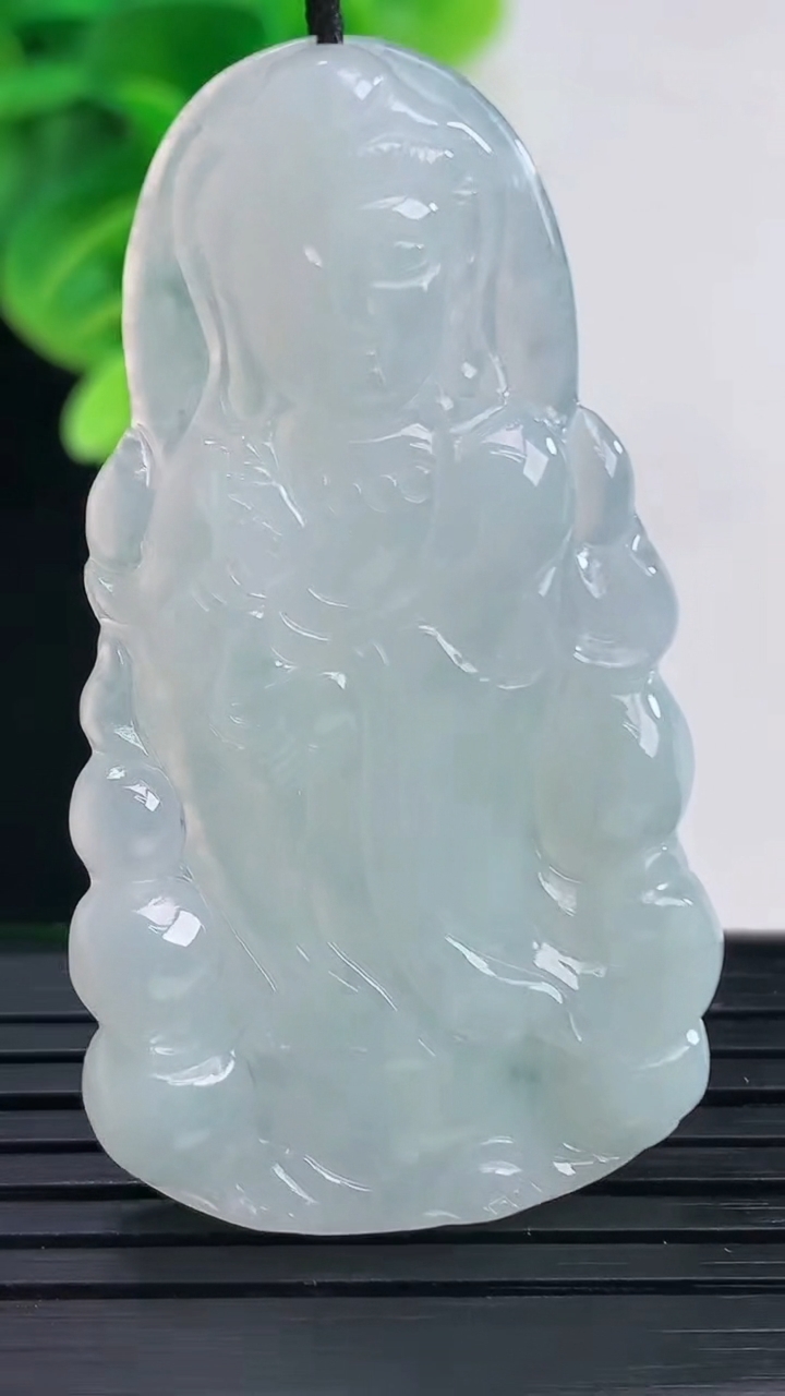 天然A货翡翠观音菩萨吊坠尺寸49.4-28.1-4.6重量:12.23g
4月10日