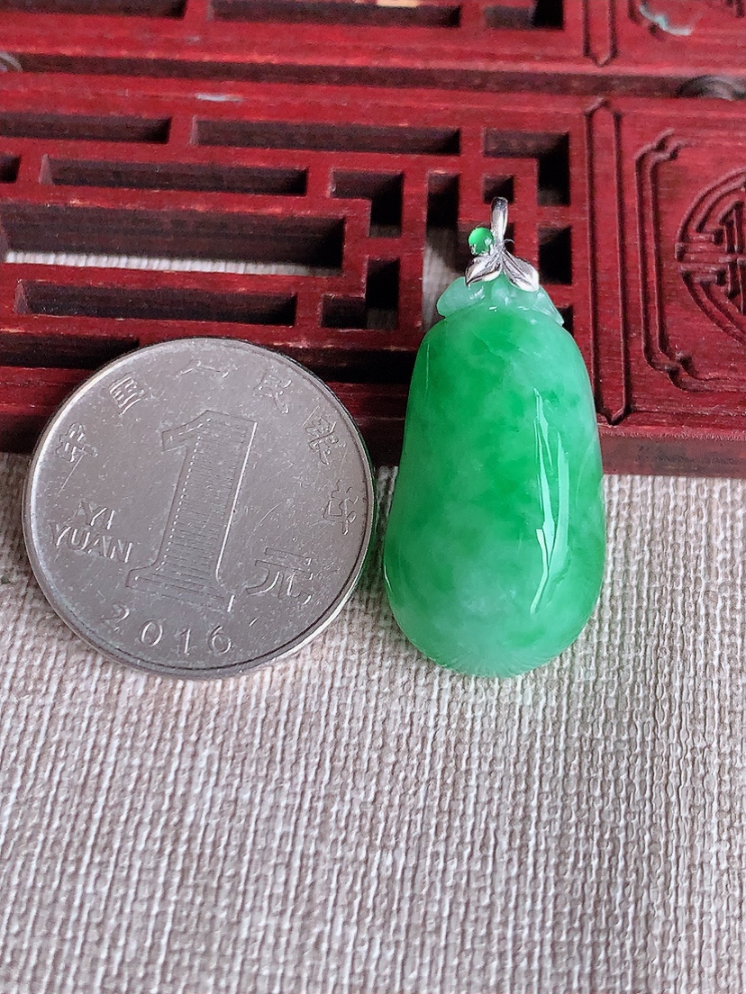 天然A货翡翠18K金镶嵌满绿福瓜吊坠 
尺寸33.8-28.5-15.5-12mm 重量9.32g 0409