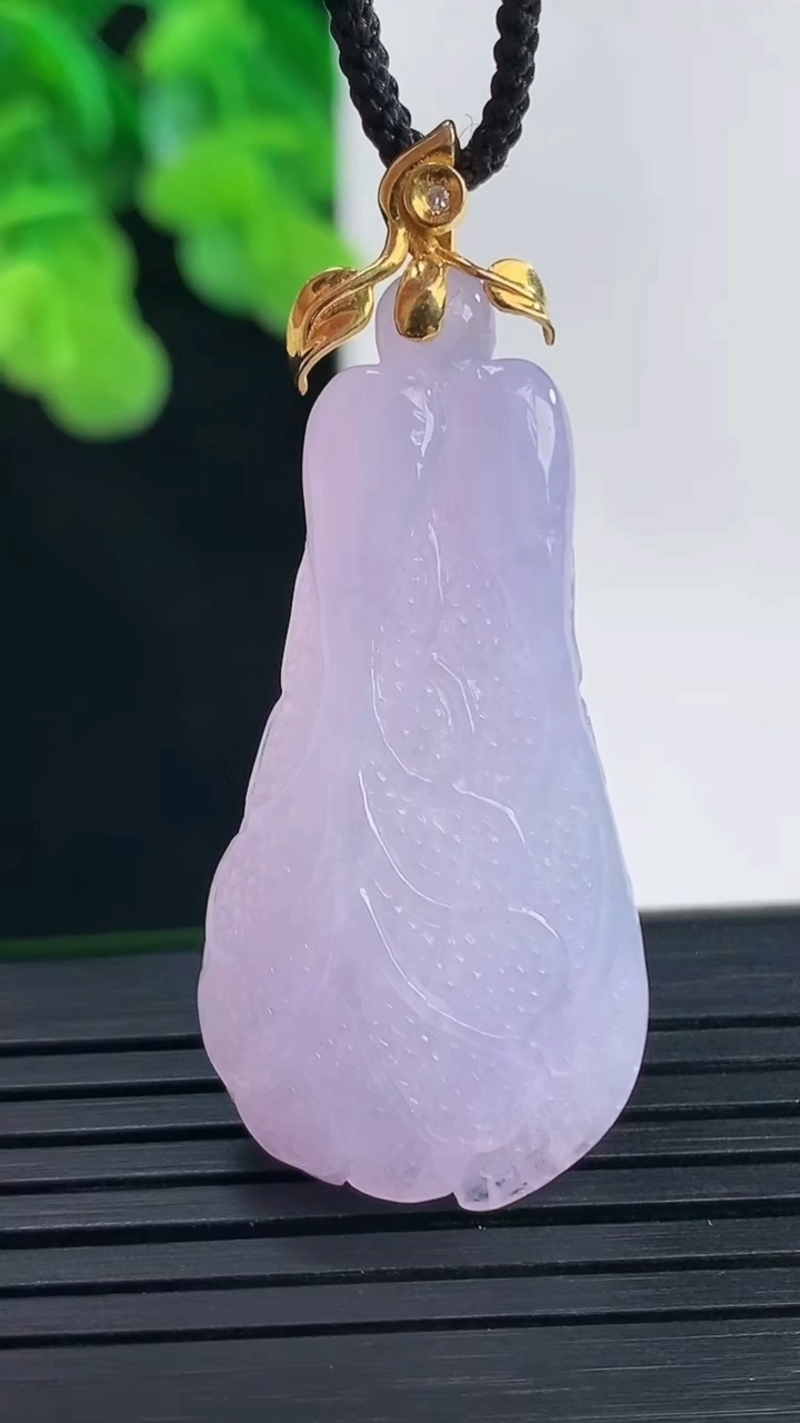 天然A货翡翠18K金紫罗兰白菜吊坠尺寸45.1-18.8-8.4重量:10.61g
4月10日