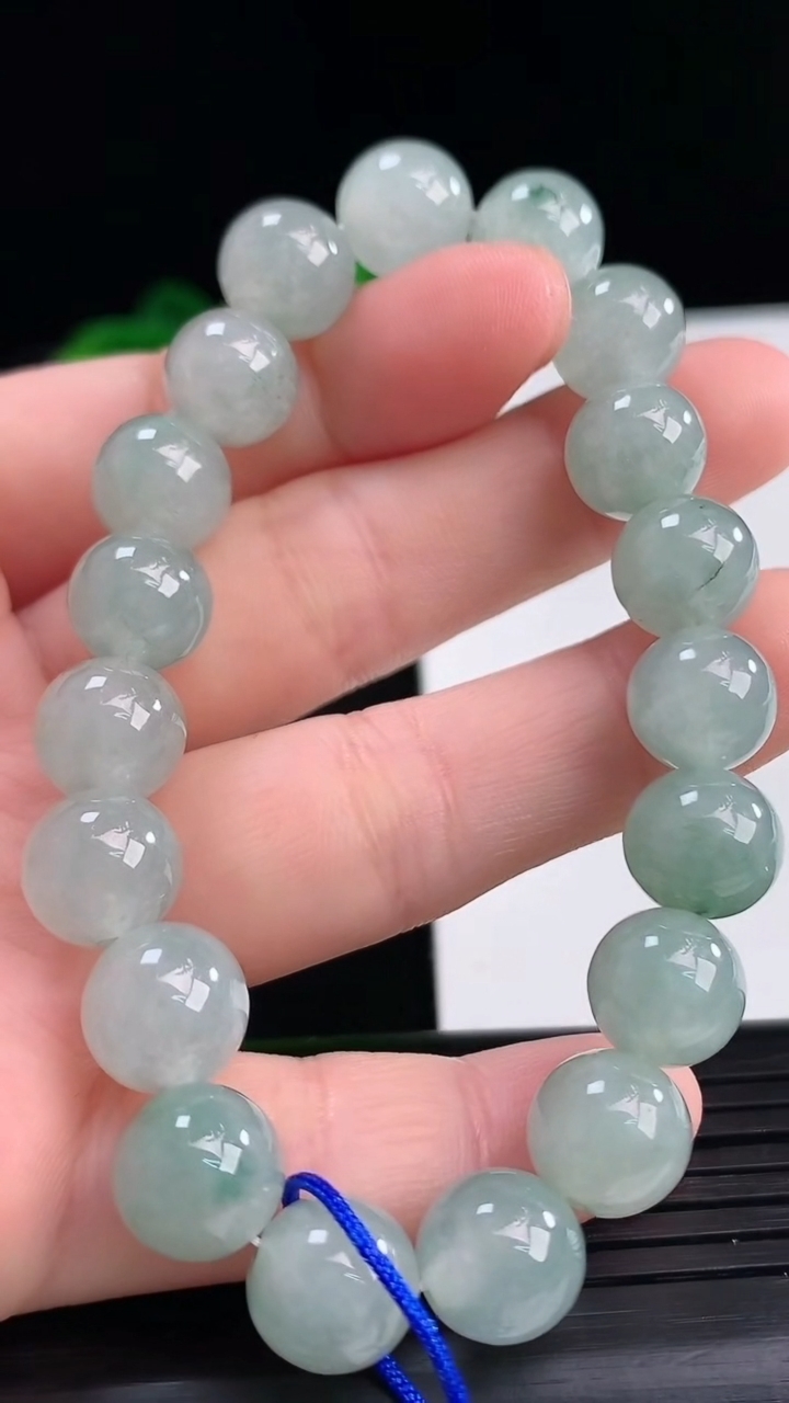 天然A货翡翠飘花圆珠手串尺寸9.6-19颗重量:29.90g4月10日
工厂直销收藏佳品,种好水足，色泽均匀，有种有色，上手高大气！