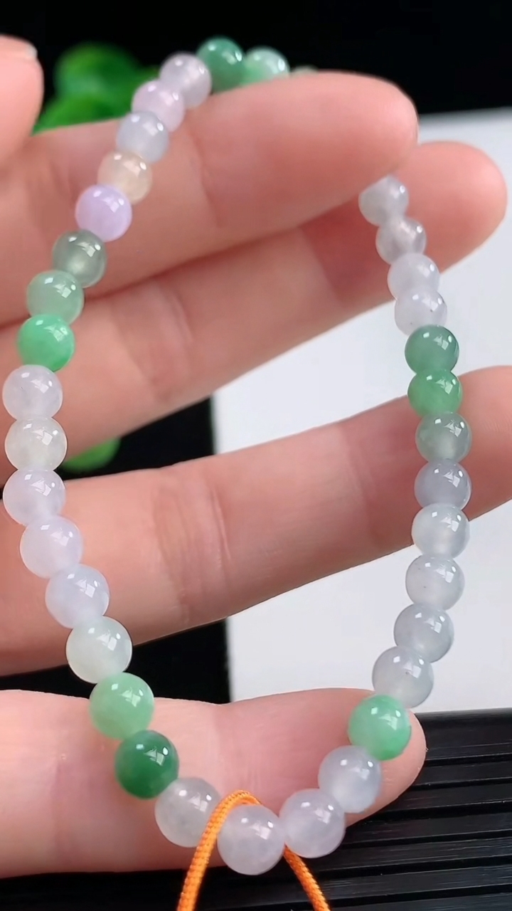 天然A货翡翠双彩圆珠手串尺寸4.6-38颗重量:7.25g4月10日
工厂直销收藏佳品,种好水足，色泽均匀，有种有色，上手高大气！